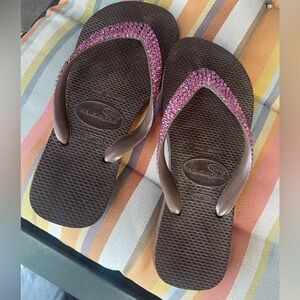 Havaianas brown with pink embellishments NWOT size 37-38  💗💗